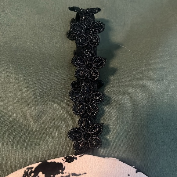 Crop top, black and tan floral print size medium - Picture 5 of 5